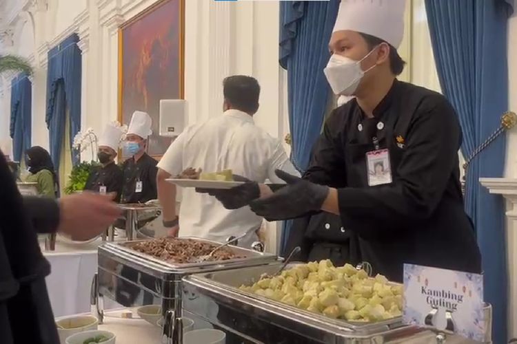 open house istana, open house prabowo, open house presiden, Open house istana 2025, Suasana open house prabowo, Fakta open house prabowo, 7 Menu Open House Prabowo di Istana Merdeka, Ada Duck Noodle, 1. Duck noodle, 2. Kambing guling, 3. Batagor dan siomay, 4. Croquembouche, 5. Teppanyaki, 6. Chocolate Fountain, 7. Bakso solo