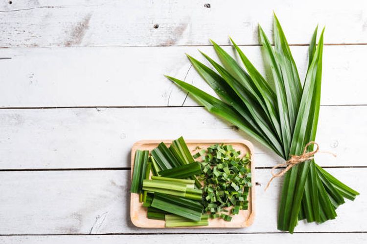beras, agar beras awet tidak berkutu, agar beras awet, 6 Bumbu Dapur Ini Ternyata Bikin Beras Awet dan Bebas Kutu, Apa Saja?, 1. Gunakan cabai kering, 2. Tambahkan daun jeruk purut, 3. Manfaatkan daun asam jawa, 4. Lada kering sebagai penangkal kutu, 5. Daun belimbing wuluh, 6. Daun pandan untuk aroma harum