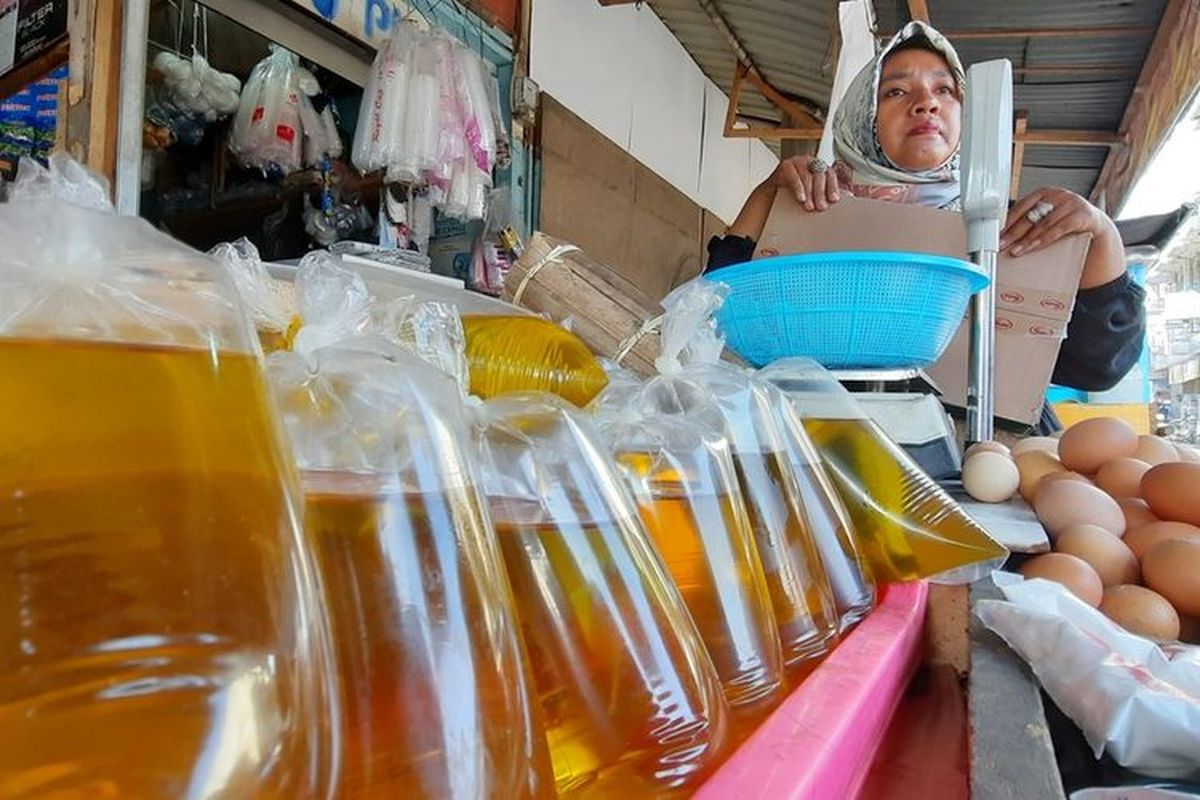 minyak goreng curah, Minyak goreng curah, minyak goreng curah adalah, beda minyak goreng curah dan kemasan, Beda Minyak Goreng Curah vs Kemasan, Kenali Perbedaannya Sebelum Beli