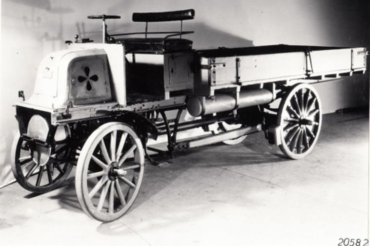 sejarah, truk, Truk, Kisah Truk Pertama di Dunia; Karya Gottlieb Daimler 1896, Mulai menyerupai truk modern, Diuji sebelum dijual, Mulai dikenal, Produksi berkembang