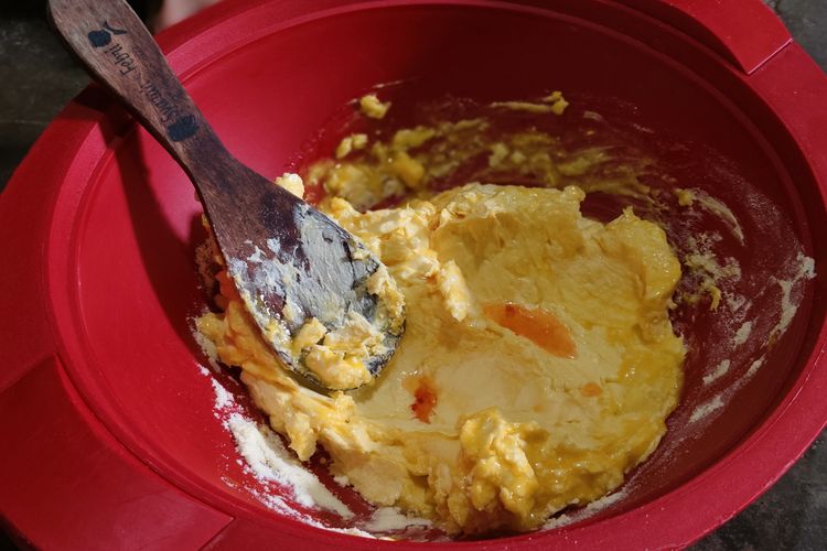 nastar, Tips Membuat Nastar Supaya Tidak Keras, Hindari Bahan Ini, Hindari penggunaan putih telur berlebihan, Jangan kebanyakan tepung, Aduk adonan secara manual, Gunakan komposisi bahan yang tepat, Perhatikan isian nanas
