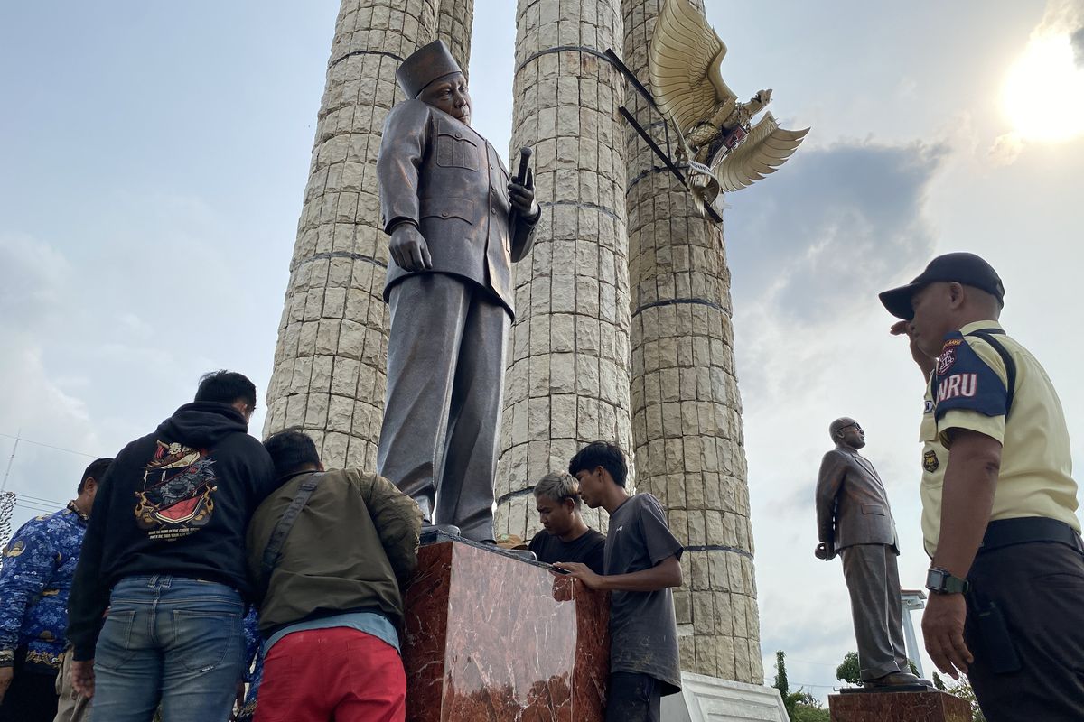 Alun-alun Indramayu, patung Soekarno, alun-alun Indramayu, viral patung soekarno miring, patung soekarno rusak, Viral Patung Soekarno di Indramayu Kepalanya Miring, Ternyata Begini Penyebabnya