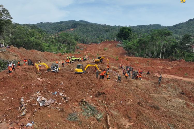 longsor, Banjarnegara, Pandanarum, longsor banjarnegara, longsor di banjarnegara, longsor pandanarum banjarnegara, longsor banjarnegara 2025, Tanah Masih Labil di Situkung Banjarnegara, Tim SAR Terpaksa Cari Korban Longsor Secara Manual, Tanah Masih Bergerak, Alat Berat Belum Bisa Naik, Pencarian Dilakukan Manual, 917 Warga Mengungsi, Gubernur Jateng Ahmad Luthfi Tinjau Lokasi, Pemprov Bangun Hunian Sementara dan Klaster Pendidikan