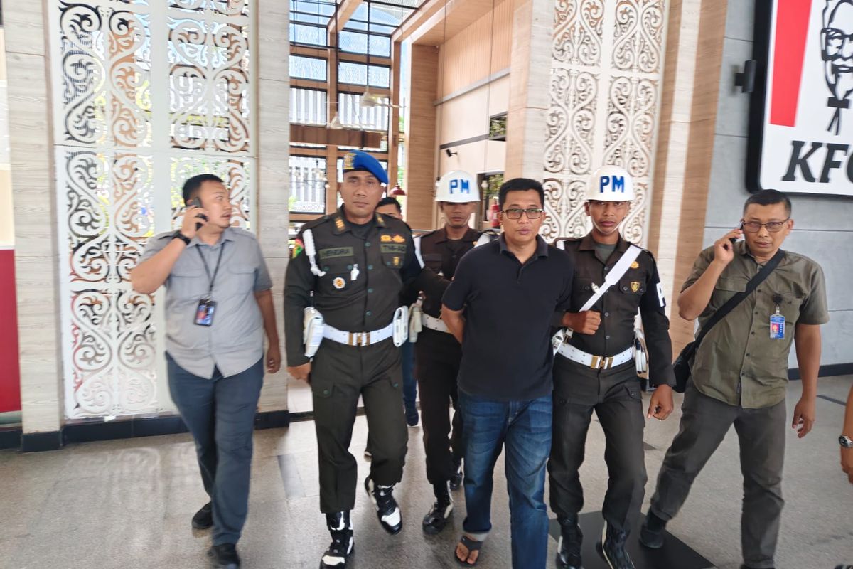 Astri Gustina Ayu Yolanda, Deli Serdang, KDRT, kecanduan judi online, Serma Tengku Dian Anugerah, Medan, pembunuhan di Deli Serdang, Suami TNI bunuh istri, prajurit TNI tikam istri, kasus KDRT TNI, judi online penyebab KDRT, kekerasan dalam rumah tangga di Sumatera Utara, Anggota TNI Bunuh Istri di Deli Serdang, Pelaku Kerap KDRT dan Kecanduan Judi Online, Korban Teriak Minta Tolong, Warga Berhamburan, 12 Luka Tusuk, Ada Anak di Lokasi Saat Kejadian, Korban Pisah Rumah karena KDRT dan Judi Online, Pelaku Ditangkap di Bandara Kualanamu, Keluarga Minta Pelaku Dihukum Berat