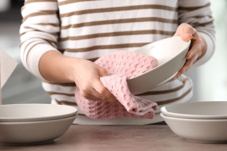 membersihkan dapur, dapur, mencuci dapur, 7 Kesalahan Membersihkan Dapur yang Sering Dilakukan, Menurut Ahli, 1. Menggunakan bahan kimia yang terlalu kuat, 2. Lupa membersihkan area tak terlihat, 3. Tidak memberi waktu cukup untuk disinfektan bekerja, 4. Membersihkan saat ada makanan, 5. Menggunakan alat pembersih yang sama untuk semua permukaan, 6. Tidak ada ventilasi saat membersihkan, 7. Menyemprot pembersih ke permukaan panas atau elektronik