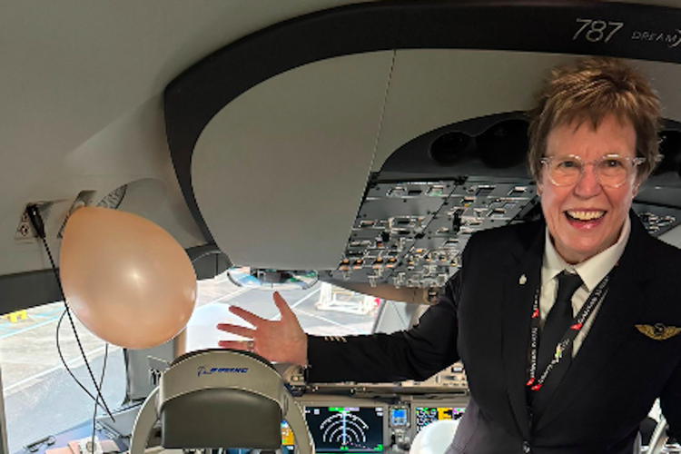 Ratu Elizabeth II, pensiun, Qantas Airways, Georgina Sutton, pilot wanita Australia, Georgina Sutton, Pilot Wanita Pertama Australia Pensiun Setelah Terbang 36 Tahun
