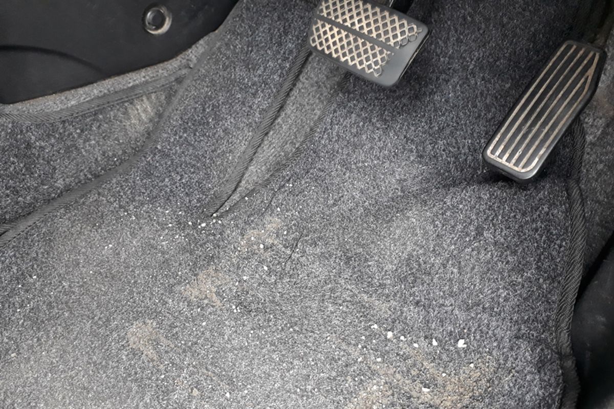 karpet mobil, lembap, kabin, Sering Taruh Barang Basah di Kabin, Karpet Mobil Jadi Paling Terdampak