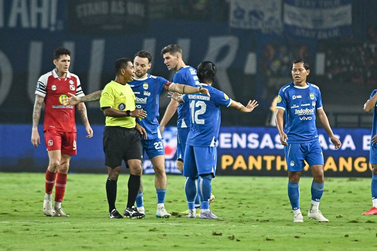 Persib, Liga 1 2024-2025, Persib Bandung, Barito Putera, Bojan Hodak, Hasil Liga 1, berita foto, Persib Bandung Vs Barito Putera, persib juara liga 1, hasil persib bandung vs barito putera, BERITA FOTO: Persib Tertahan di Pesta Juara, Ada Kontroversi dan Gol Bunuh Diri