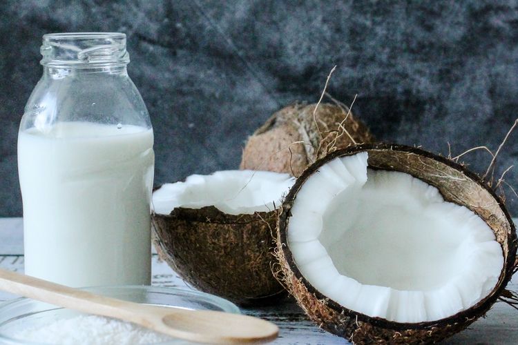 santan, Tips Membuat Stok Santan Awet dan Tidak Gampang Basi, Cara memeras santan agar tidak cepat basi, Cara menyimpan santan untuk seharian, Cara menyimpan santan untuk jangka panjang, Santan praktis untuk berbagai hidangan