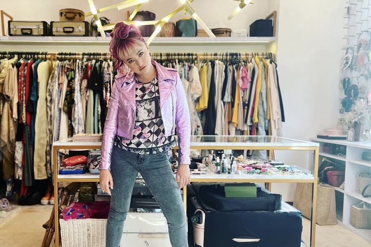 Marshanda, warna rambut Marshanda, Warna rambut Marshanda, gaya rambut marshanda, warna rambut marshanda, warna rambut yang berani, Intip 6 Warna Rambut Marshanda, Terbaru Tampil dengan Rambut Pink, 1. Hijau tosca, 2. Pink pastel, 3. Balayage blonde , 4. Merah terang, 5. Dark violet, 6. Ombre ungu dan blonde