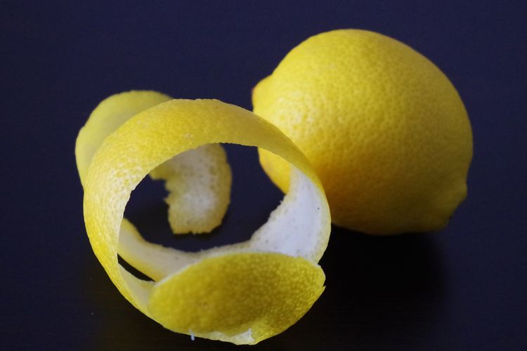 cara membersihkan dapur, cara membersihkan noda minyak, cara membersihkan dapur berminyak, cara membersihkan dapur dari minyak, 5 Cara Menghilangkan Noda Minyak di Kompor dengan Mudah, 1. Tepung terigu: Menyerap minyak tanpa menyebar, 2. Air hangat dan sabun cuci piring, 3. Kulit lemon dan garam, 4. Cuka apel atau jeruk nipis, 5. Rajin membersihkan setelah memasak