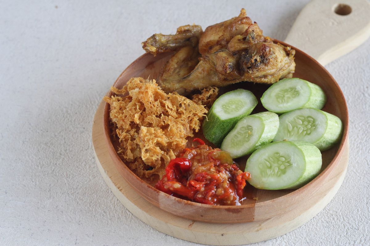 ayam kremes renyah, resep ayam kremes, cara membuat kremesan ayam goreng, resep ayam kremes renyah tahan lama, Resep Ayam Kremes Renyah Tahan Lama, Bersarang dan Kriuk, 1. Bumbu ayam yang gurih jadi kunci dasar kremesan enak, 2. Takaran adonan kremes supaya hasilnya ringan dan bersarang, 3. Aduk adonan hingga benar-benar cair dan tidak bergerindil, 4. Teknik menggoreng agar kremesan keriting dan tidak mudah gosong, 5. Goreng ayam hingga kecokelatan, 6. Tips agar kremesan tetap renyah meski disimpan