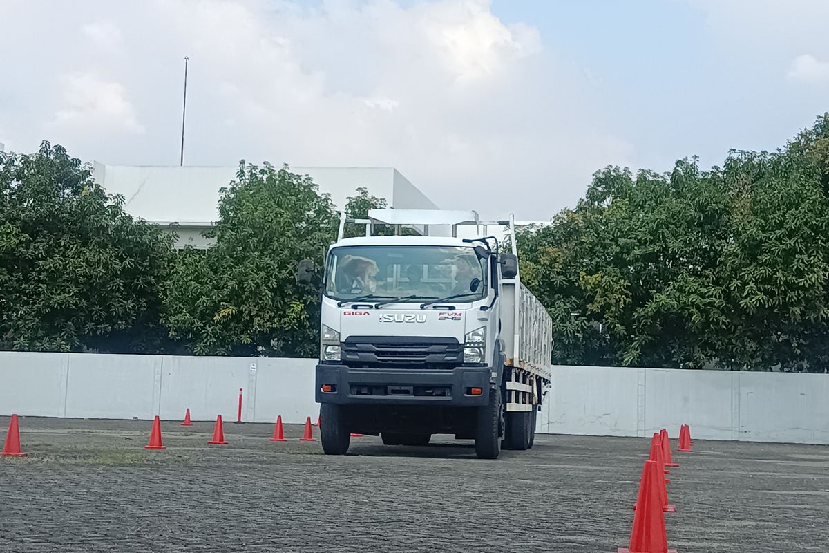 Isuzu Astra Motor Indonesia, Isuzu Giga, Isuzu giga, blind spot truk, Pelatihan mengemudi, Belajar Mengemudi Truk Panjang 12 Meter: Penting Memahami Blind Spot