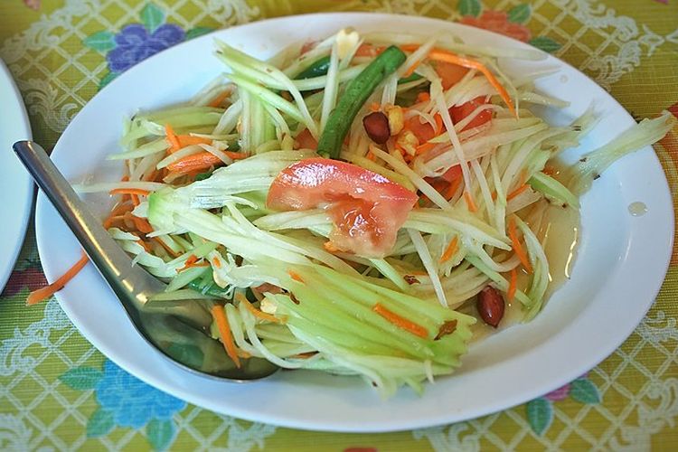 wisata kuliner Thailand, food news, Thailand Dinobatkan Negara Kuliner Terbaik Dunia 2025, 1. Pad thai, 2. Tom yum goong, 3. Green curry (Gaeng keow wan), 4. Som tam, 5. Mango sticky rice, 6. Thai milk tea