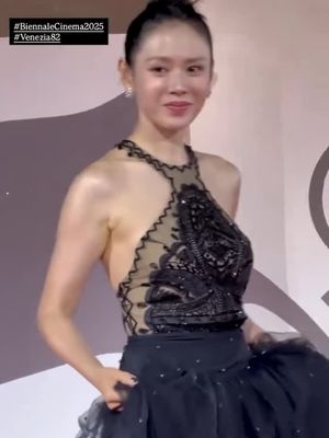 Son Ye Jin, gaya son ye jin, potret son ye jin, venice festival film 2025, 6 Gaya Son Ye Jin di Venice Film Festival 2025, Anggun dan Memukau, 1. Gaun floral backless, 2. Nuansa pastel, 3. Makeup natural, 4. Gaun hitam lace, 5. Detail lace yang classy, 6. Gaun mengembang