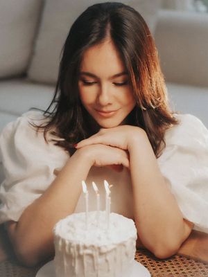 Wulan Guritno, 5 Style Wulan Guritno Usai Jalani Oplas, Bak ABG saat Rayakan Ultah ke-45, 1. Elegan dengan sentuhan bold makeup, 2. Soft glam saat momen ulang tahun, 3. Feminin dalam balutan dress pastel, 4. Kasual chic yang effortless, 5. Polished look dengan sentuhan modern