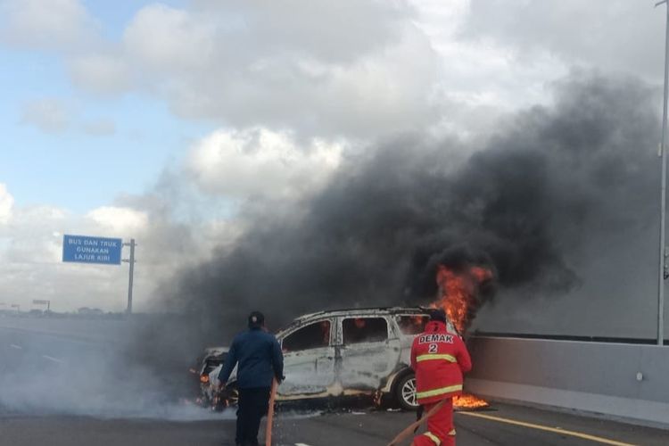 mobil terbakar, Pahami Kenapa Mobil Bisa Terbakar Saat Mengalami Kecelakaan