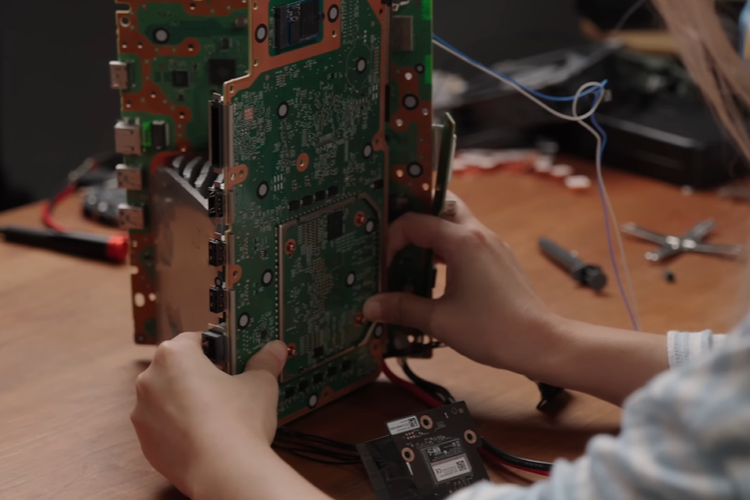 Konsol, Ningtendo PXBOX 5, Switch 2, Sukses, Eksperimen Gabungkan PS5, Xbox, dan Switch 2 Jadi Satu Konsol, Tantangan ukuran dan panas, Terinspirasi Mac Pro “tempat sampah”, Satu power supply untuk semua, Dirakit dengan papan Arduino, Hanya sebatas eksperimen