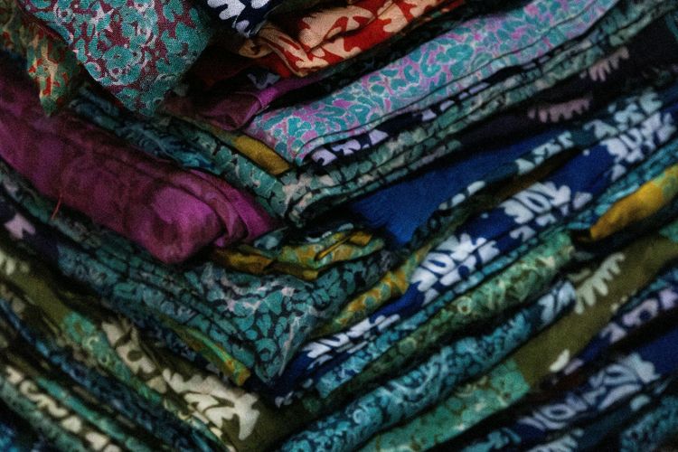 batik, Dave Tjoa, kain, 4 Cara Merawat Kain Batik agar Awet Dipakai Bertahun-tahun, 1. Menjaga kondisi ruangan tetap kering untuk mencegah jamur pada kain batik, 2. Membersihkan debu secara berkala tanpa merusak serat kain, 3. Menggunakan bahan pencuci yang lembut agar warna batik tetap terjaga, 4. Menghindari paparan sinar matahari langsung saat menjemur batik