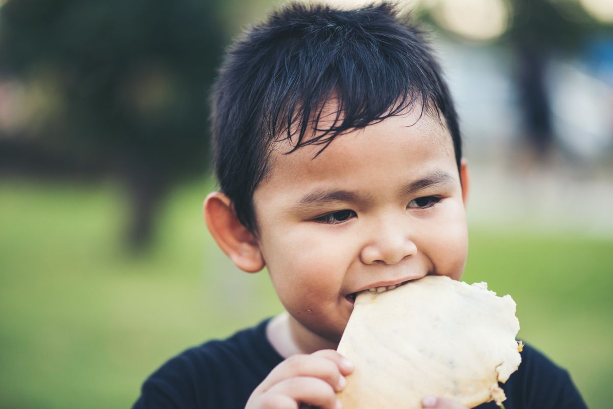 anak tersedak, pertolongan pertama untuk tersedak, pertolongan pertama saat anak tersedak, tips mengatasi anak tersedak, apa yang harus dilakukan saat anak tersedak, langkah pertama saat tersedak, apa pertolongan pertama saat tersedak, jika anak tersedak apa yang harus dilakukan, Apa pertolongan pertama yang tepat untuk tersedak, Pertolongan Pertama Saat Anak Tersedak Menurut Dokter, Apa Saja?