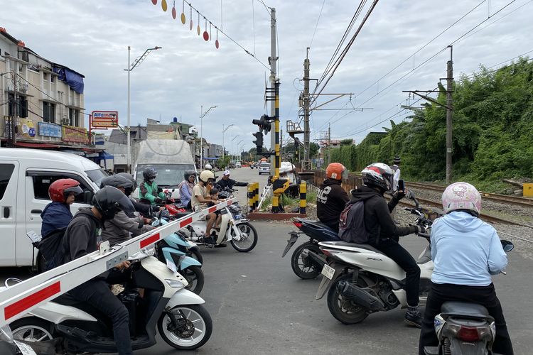 Arsenal, tertabrak kereta, perlintasan sebidang, perlintasan kereta, Palang Pintu Perlintasan, Belajar dari Insiden Alex Manninger Eks Kiper Arsenal Kecelakaan KA