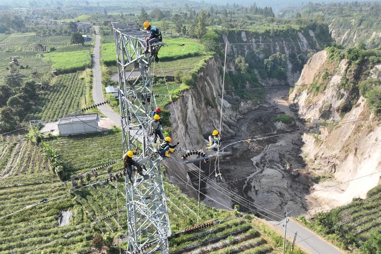 Dinas ESDM Aceh, Bukan Sinkhole, ESDM Ungkap Penyebab Longsoran Tanah yang Terus Membesar di Aceh Tengah, Apa sebenarnya jenis fenomena longsoran yang terjadi?, Bagaimana hasil kajian Badan Geologi Kementerian ESDM?, Langkah apa yang perlu dilakukan untuk mitigasi?, Bagaimana riwayat longsoran di kawasan tersebut?