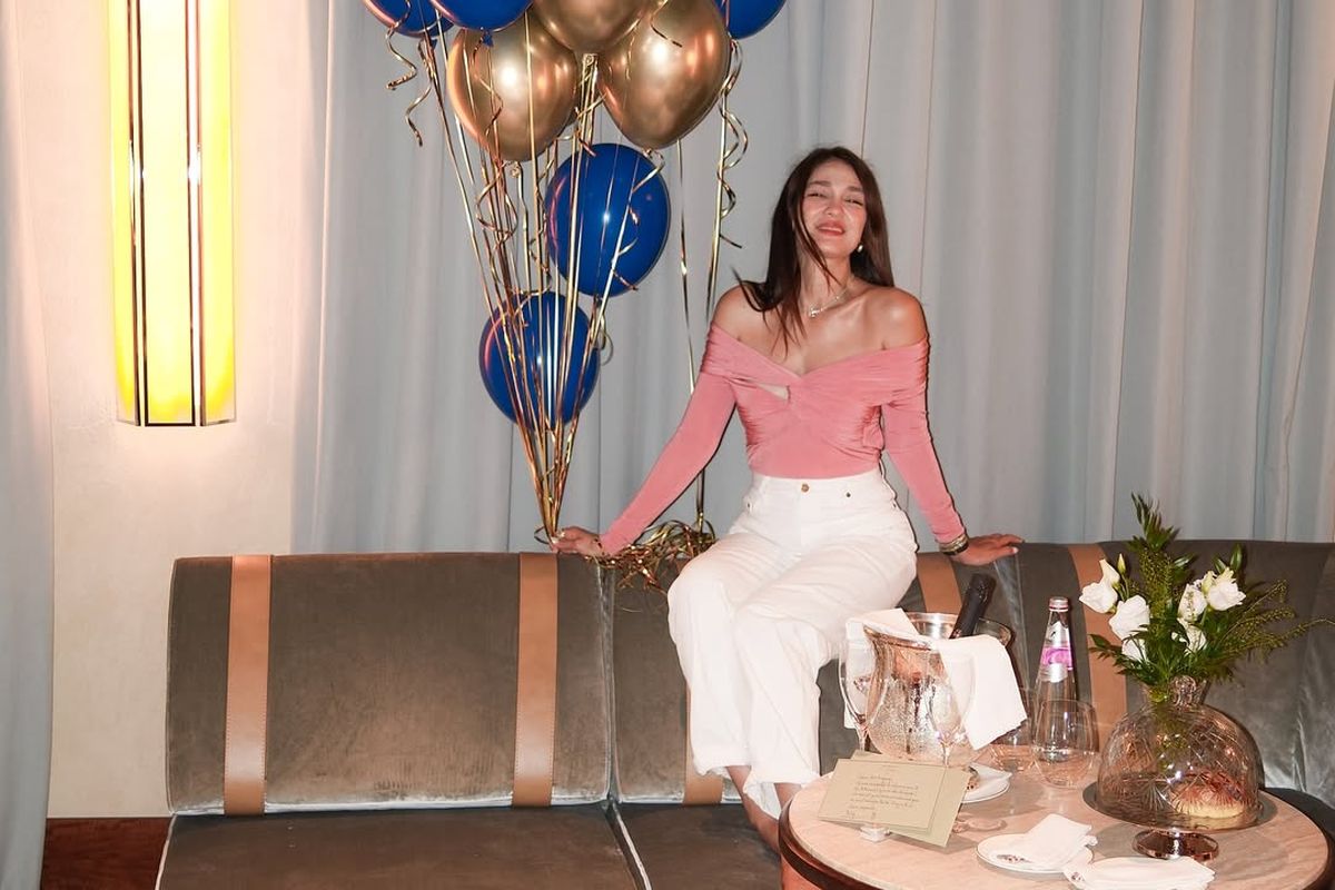 Luna Maya, ulang tahun luna maya, luna maya dan maxime bouttier, outfit luna maya, honey moon luna maya, 6 Outfit Luna Maya Saat Birthday Dinner di Italia, Nuansa Pink, 1. Gaun pink panjang dengan potongan feminin, 2. Off-shoulder top kasual, 3. Celana putih, 4. Topi fedora yang edgy, 5. Makeup natural dengan sentuhan pink, 6. Aksesori