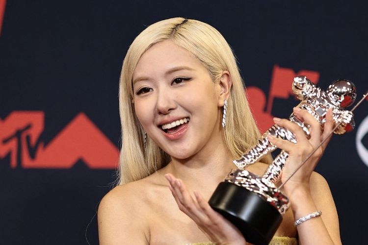 Bruno Mars, Rose BLACKPINK, rose, song of the year, Oscar de la Renta, mtv vma 2025, rose menang, rose mtv vma 2025, Rose Blackpink Menang Song of The Year MTV VMA 2025, Ini Detail Gaunnya