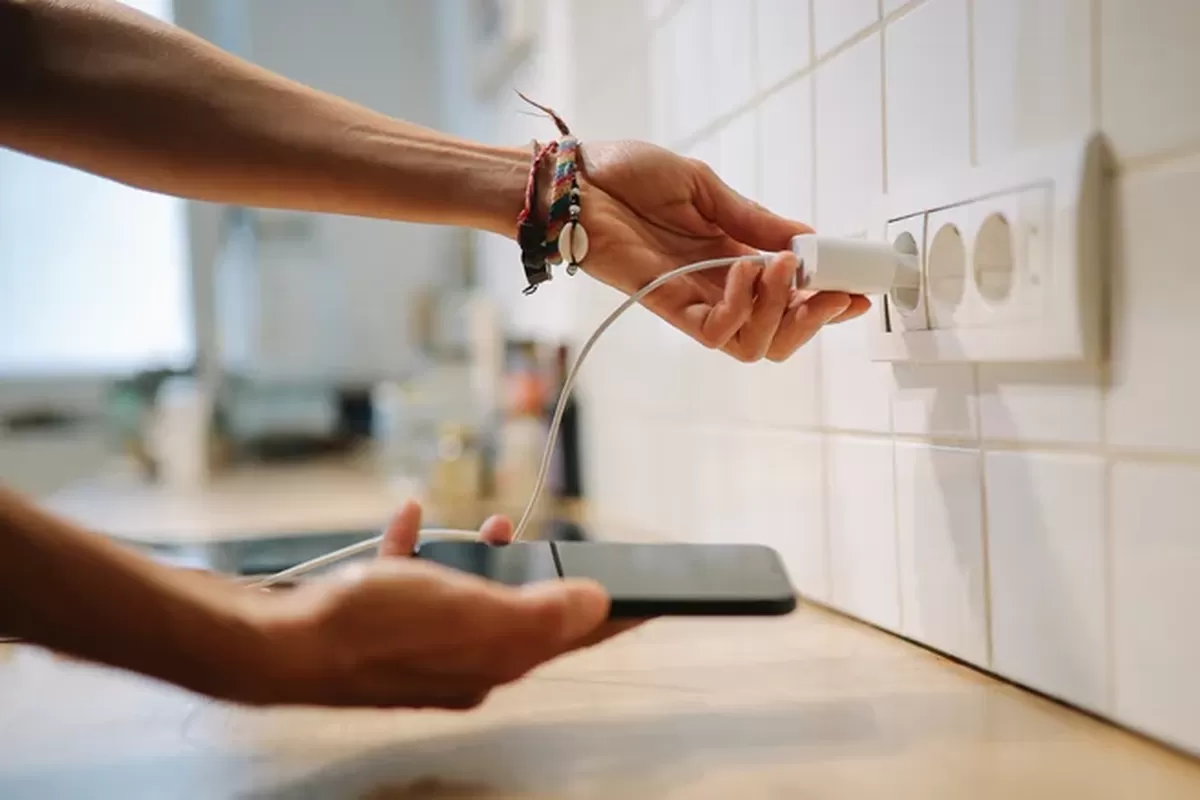 Charger, listrik, korsleting, stop kontak, adapter charger, Jangan Malas Cabut Charger dari Stop Kontak, Ini Risikonya