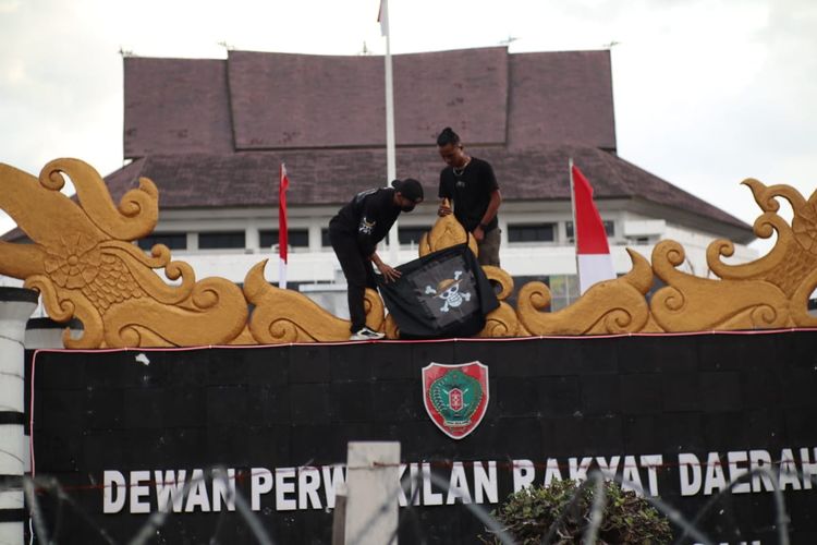 One Piece, bendera One Piece, Solo, bendera one piece, pengibaran bendera one piece, hut kemerdekaan ri 2025, pengibaran bendera one piece jelang 17 agustus, 5 Poin Analisis Sosiolog soal Ramainya Pengibaran Bendera One Piece Jelang 17 Agustus, 1. Ekspresi identitas populer, bukan ancaman negara, 2. Efek tren dan demonstration effect, 3. Bagian dari reproduksi budaya populer, 4. Tak perlu disikapi berlebihan, 5. Bukan konfrontasi dengan identitas nasional