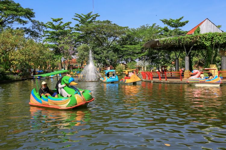 Purwokerto, rekomendasi wisata, 7 Spot Wisata di Sekitar Alun-Alun Purwokerto, Cocok untuk Liburan Hemat, 1. Alun-Alun Purwokerto, 2. Menara Pandang Teratai, 3. Madhang Maning Park, 4. Museum Bank Rakyat Indonesia (BRI), 5. Taman Mas Kemambang, 6. Rita SuperMall Purwokerto, 7. Masjid Raya Al-Ittihad