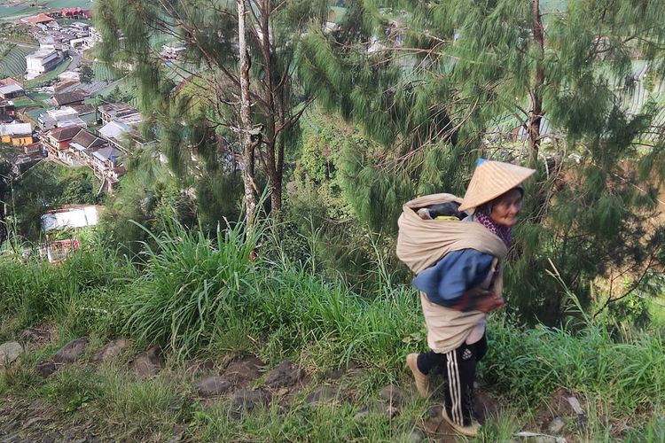 Nepal van Java, Kaliangkrik, Gunung Sumbing, gunung sumbing, aktivitas di nepal van java, wisata di nepal van java ngapain aja, 5 Aktivitas Seru yang Wajib Dicoba Saat Datang ke Nepal van Java, 1. Menikmati Pemandangan dari Atas Gedung Serbaguna Desa Butuh, 2. Menginap di Homestay dan Berinteraksi dengan Warga Lokal, 3. Jalan Pagi Menyusuri Desa, 4. Menikmati Mi di Warung Tongkrong Atas Awan, 5. Berbelanja Sayur Segar