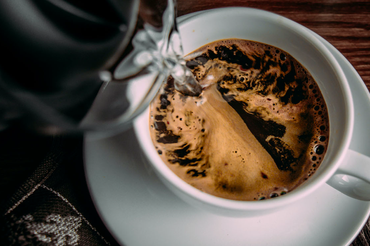 kopi, menyeduh kopi, Alasan Seduh Kopi Lebih Baik Pakai Air Mineral Mendidih