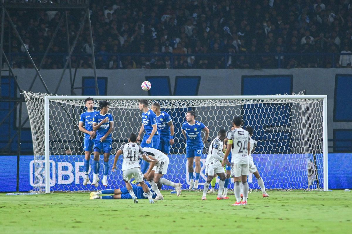 Persib, Bali United, Liga 1, Irfan Jaya, Persib vs Bali United, persib bandung, Hasil Liga 1, Persib Bandung vs Bali United, Hasil Persib vs Bali United, Babak I Persib Vs Bali United 0-1: Free Kick Irfan Jaya Jadi Pembeda