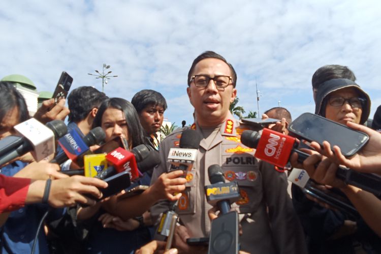 Lokataru Foundation, Delpedro Marhaen, Delpedro Marhaen ditangkap, direktur lokataru, Delpedro Marhaen Direktur Lokataru Foundation, delpedro marhaen jadi tersangka, Direktur Lokataru Foundation Delpedro Marhaen Jadi Tersangka, Ini Penjelasan Lengkap Polisi, Dugaan Penghasutan dan Ajakan Anarkis, Bukti dan Pasal yang Disangkakan, Kronologi Penangkapan Direktur Lokataru Foundation, Respons Solidaritas atas Penangkapan Delpedro Marhaen