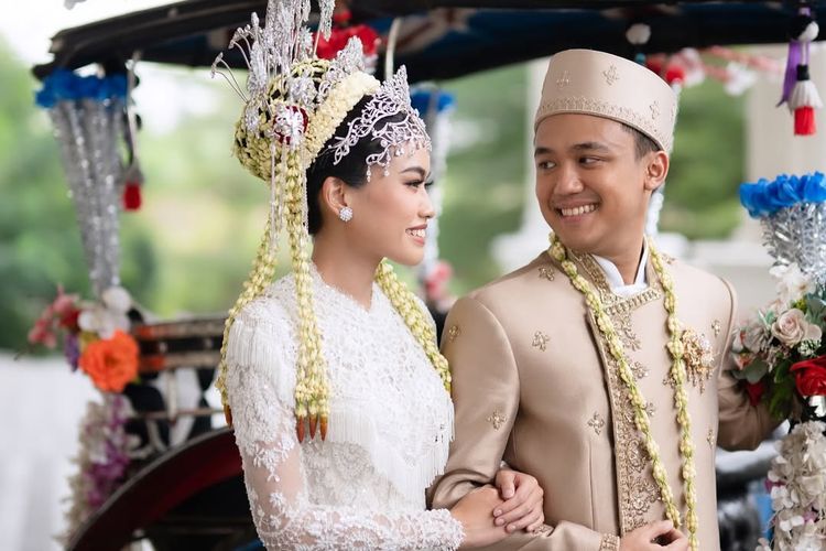 Alya Rohali, pernikahan anak alya rohali, namira adjani, 6 Gaya Pernikahan Namira Adjani Putri Alya Rohali, Anggun dalam Balutan Adat Betawi, 1. Kebaya putih rancangan Didiet Maulana, 2. Siger Betawi berhias bunga melati segar, 3. Tata rambut tradisional oleh Woko S, 4. Makeup natural karya Marlene Hariman, 5. Alas kaki selaras dengan kain dan aksesori, 6. Prosesi adat meriah bersama sanggar Nusantara