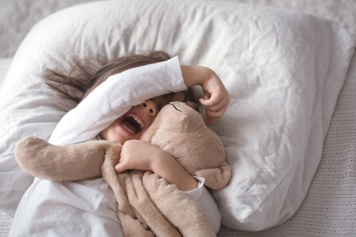 kejang, kejang pada anak, anak kejang, pertolongan pertama anak kejang, hal yang harus dilakukan saat anak kejang, apa yang harus dilakukan bila anak kejang, apa yang tidak boleh dilakukan ketika anak kejang, 6 Hal yang Harus Dilakukan Bila Anak Kejang, Orangtua Jangan Panik, 1. Tetap tenang dan jangan panik, 2. Pindahkan anak ke permukaan yang keras dan aman, 3. Pastikan anak bisa bernapas dengan lega, 4. Miringkan badan anak untuk hindari tersedak, 5. Panggil bantuan dan rekam proses kejang, 6. Jangan masukkan benda asing ke mulut anak