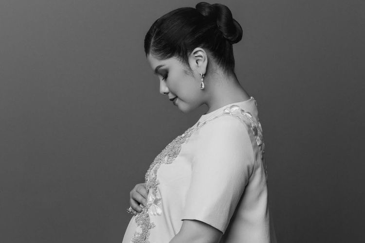 Annisa Pohan, maternity shoot, 9 Gaya Maternity Shoot Annisa Pohan di Kehamilan Kedua, Serba Monokrom, 1. Tampil serba hitam, 2. Rambut panjang bergelombang, 3. Makeup natural, 4. Gaun body fit, 5. Kompak dengan putri pertama, 6. Berpose bersama pasangan, 7. Berganti busana longgar warna terang, 8. Gaya rambut disanggul, 9. Pose profil samping yang klasik