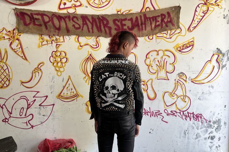 Fashion punk, 9 Item Fashion Anak Punk yang Ikonik, dari Patch hingga Mohawk, 1. Jaket kulit, 2. Sepatu boots  , 3. Rambut mohawk, 4. Kaus band, 5. Celana robek atau distressed, 6. Aksesori spike atau studded, 7. Patch dan pin, 8. Jaket denim kustom, 9. Pewarna rambut mencolok
