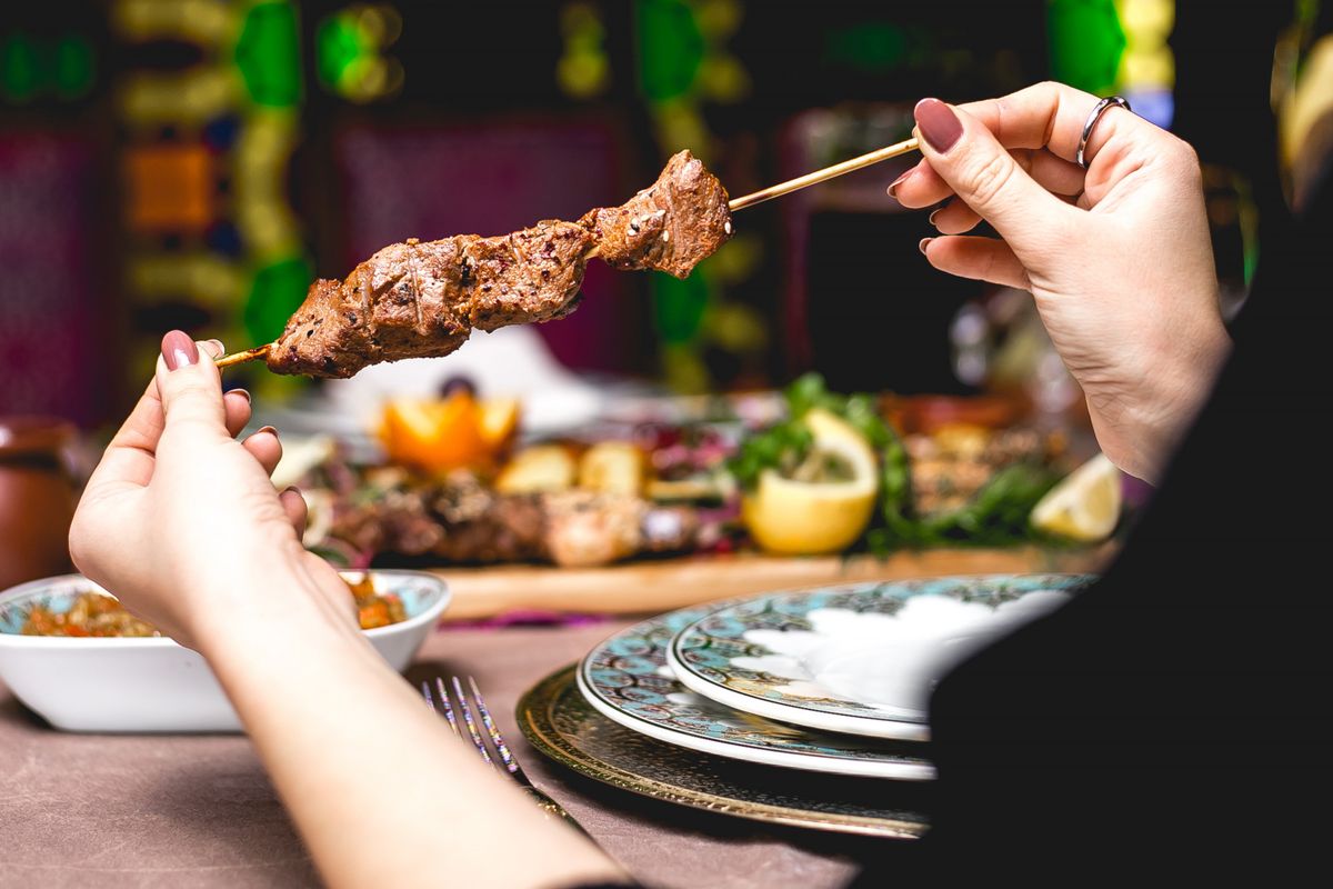 daging kambing, Idul Adha, Daging kambing, Cara makan daging kambing agar tidak darah tinggi, idul adha, daging kambing bisa darah tinggi, daging kambing bikin darah tinggi mitos atau fakta, idul adha 2025, daging kambing darah tinggi, cara makan daging kambing agar tidak darah tinggi, cara aman makan daging kambing, Benarkah Daging Kambing Bikin Darah Tinggi? Ini Kata Dokter