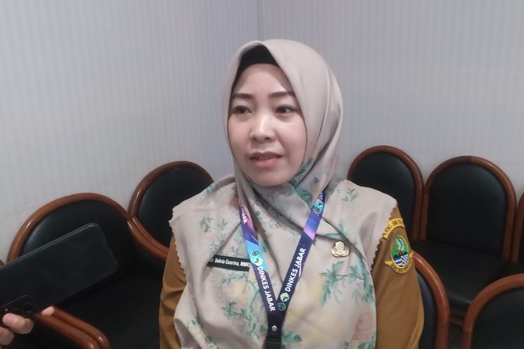 Dinas Kesehatan Jawa Barat, campak, Dinkes Jabar Kejar Imunisasi Campak 102.000 Anak Usai Dokter Muda Cianjur Meninggal, Mengapa pemetaan kasus campak menjadi penting?, Wilayah mana saja yang menjadi fokus penanganan?, Bagaimana strategi imunisasi yang dilakukan?, Berapa jumlah anak yang belum diimunisasi?, Apa imbauan kepada masyarakat?