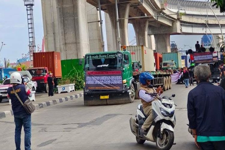 Jalan Raya Cilincing, angkutan barang, pembatasan truk, pembatasan kendaraan angkutan barang, pembatasan truk besar, jalan raya cilincing, Pembatasan Truk Besar di Jalan Raya Cilincing: Berlaku Pagi dan Sore