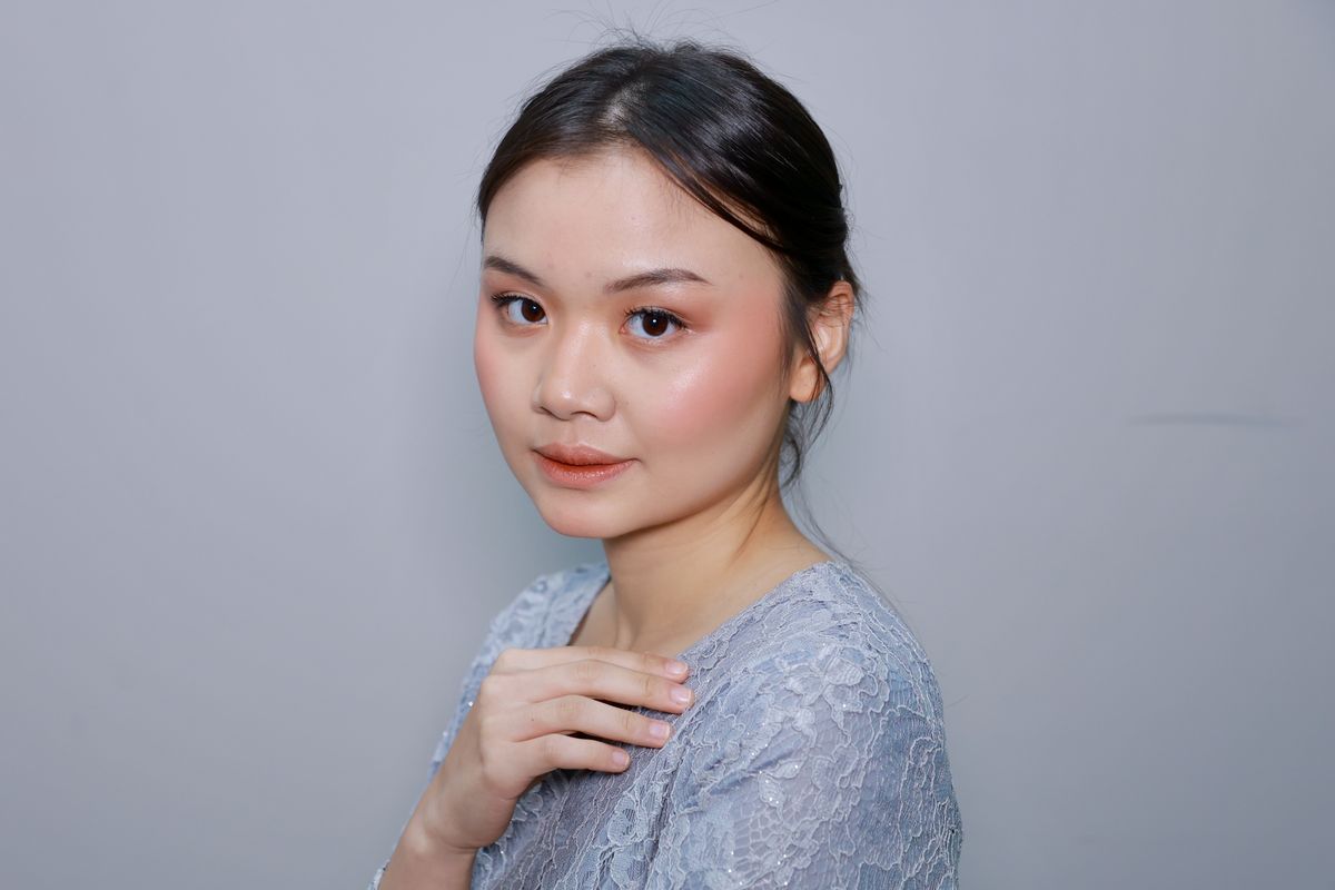 Tips Makeup, makeup wisuda, tips makeup, makeup wisuda tahan lama, makeup wisuda anti luntur, tips agar makeup wisuda awet seharian, make up wisuda natural, tips makeup wisuda awet seharian, 5 Tips Makeup Wisuda Awet Seharian, Termasuk Pemilihan Foundation, 1. Jangan lewatkan primer, 2. Pilih foundation dengan hasil akhir matte, 3. Gunakan produk makeup yang waterproof, 4. Semprotkan setting spray, 5. Touch up dengan teknik yang benar