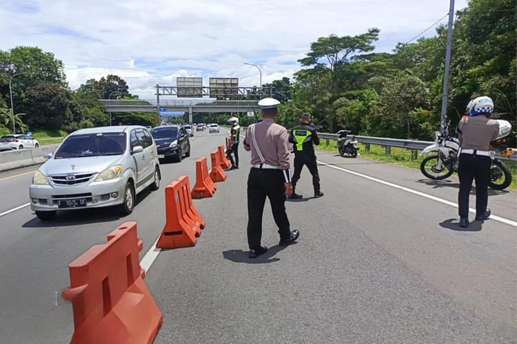 Gran Max, kecelakaan, arus mudik Lebaran, jalur Puncak Bogor, Kecelakaan, Motor Injeksi, Pertamax, Arus Mudik Lebaran, Chery J6, Jalur Puncak Bogor, Populer Otomotif, gran max, motor injeksi, artikel terpopuler, Jalur puncak Bogor, [POPULER OTOMOTIF] Kecelakaan, Gran Max Habis Dipereteli Warga Tersisa Bodi dan Rangka | Penurunan Arus Mudik Lebaran 2025: Analisis Data dan Penyebabnya | Update Info Jalur Puncak Bogor, One Way dari