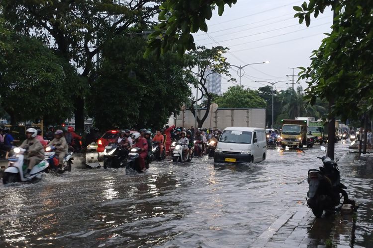 genangan air, BPBD, Jakarta, banjir, cuaca ekstrem, Banjir Jakarta 23 Januari 2026: Ketinggian Air Capai 1,2 Meter, Simak Titik Lokasinya