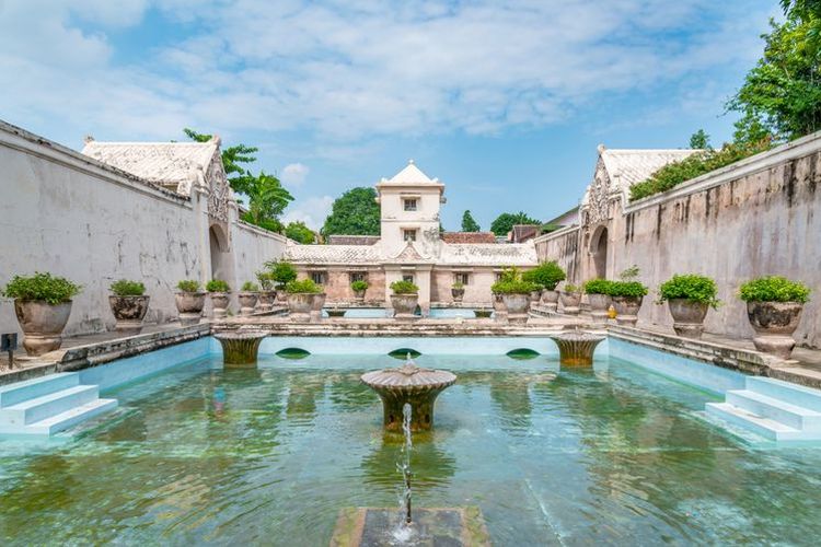 museum ullen sentalu, itinerary yogyakarta, wisata sehari di yogyakarta, Itinerary 1 Hari di Yogyakarta, Termasuk Museum Ullen Sentalu, Sarapan Gudeg di Malioboro, Menjelajahi Keraton Yogyakarta, Mengunjungi Taman Sari, Makan Siang di Bale Raos, Wisata Budaya di Museum Ullen Sentalu, Ngopi Santai di Kopi Klotok, Menikmati Senja di Bukit Bintang