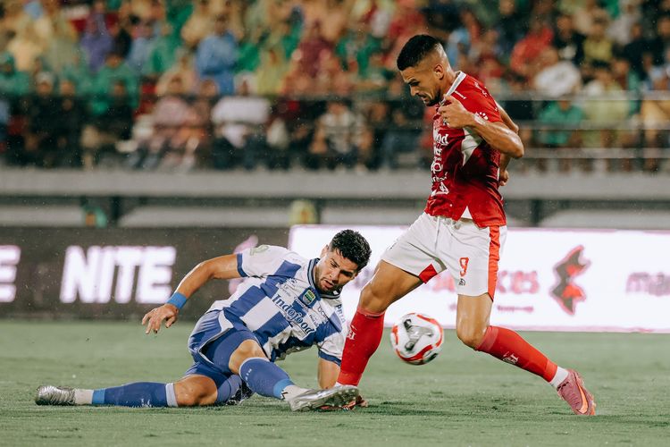 Teja Paku Alam, Bali United, Persib Bandung, Julio Cesar, Bali United vs Persib, Super League 2025-2026, Bojan Hodak, Teja Paku Alam Kembali Gemilang, Banjir Pujian dari Rekan di Persib