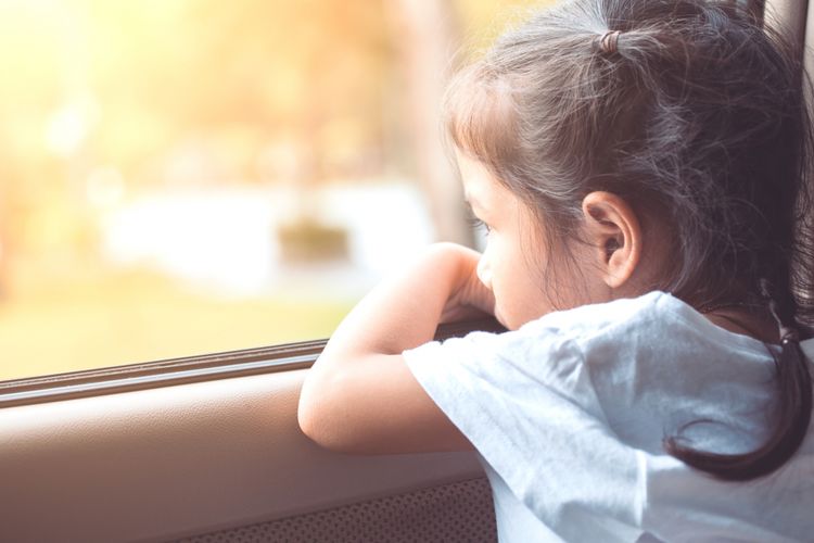 anak kecil, mobil, dalam mobil, meninggalkan anak di dalam mobil, kabin mobil, Bahaya Meninggalkan Anak Kecil Sendirian di Dalam Mobil