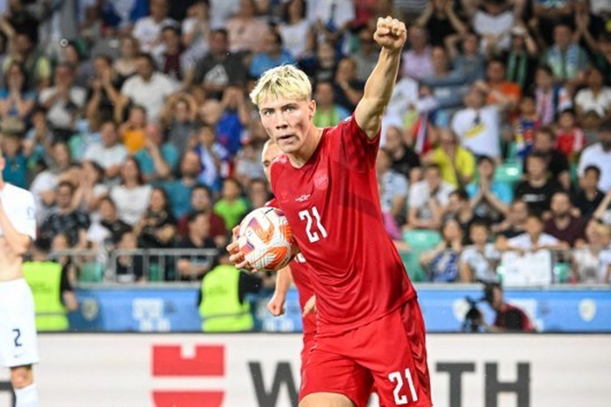 rasmus hojlund, pelatih timnas denmark, timnas denmar, brian riemer, striker pinjaman man united, belarus vs denmark, hojlund mencetak gol, Pelatih Denmark Sindir Tajam Man United soal Rasmus Hojlund