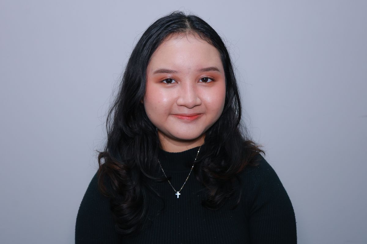 kulit berminyak, Kulit Berminyak, makeup untuk kulit berminyak, makeup kulit berminyak, makeup untuk kulit berminyak agar tahan lama, makeup tahan lama untuk kulit berminyak, tutorial makeup untuk kulit berminyak, tips makeup kulit berminyak, Tutorial Makeup untuk Kulit Berminyak, Anti Luntur dan Flawless, 1. Pastikan wajah dalam keadaan bersih, 2. Gunakan primer, 3. Aplikasikan color corrector (opsional), 4. Gunakan foundation matte, 5. Aplikasikan contour cream dan blush on, 6. Semprotkan setting spray, 7. Aplikasikan setting powder, 8. Tambahkan blush on powder, 9. Semprotkan setting spray lagi, 10. Lanjutkan ke riasan mata, 11. Rias bagian bibir , 12. Semprotkan setting spray terakhir